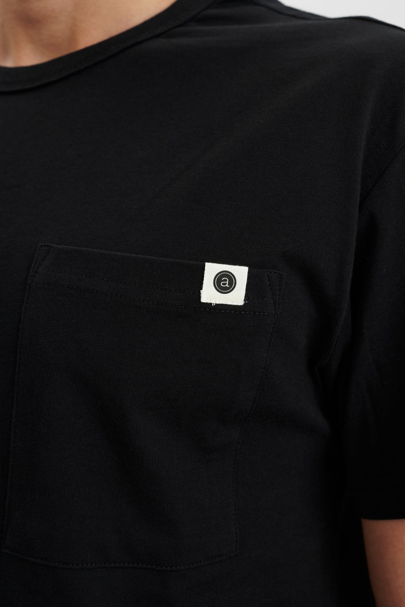 AKRUNE NOOS POCKET TEE