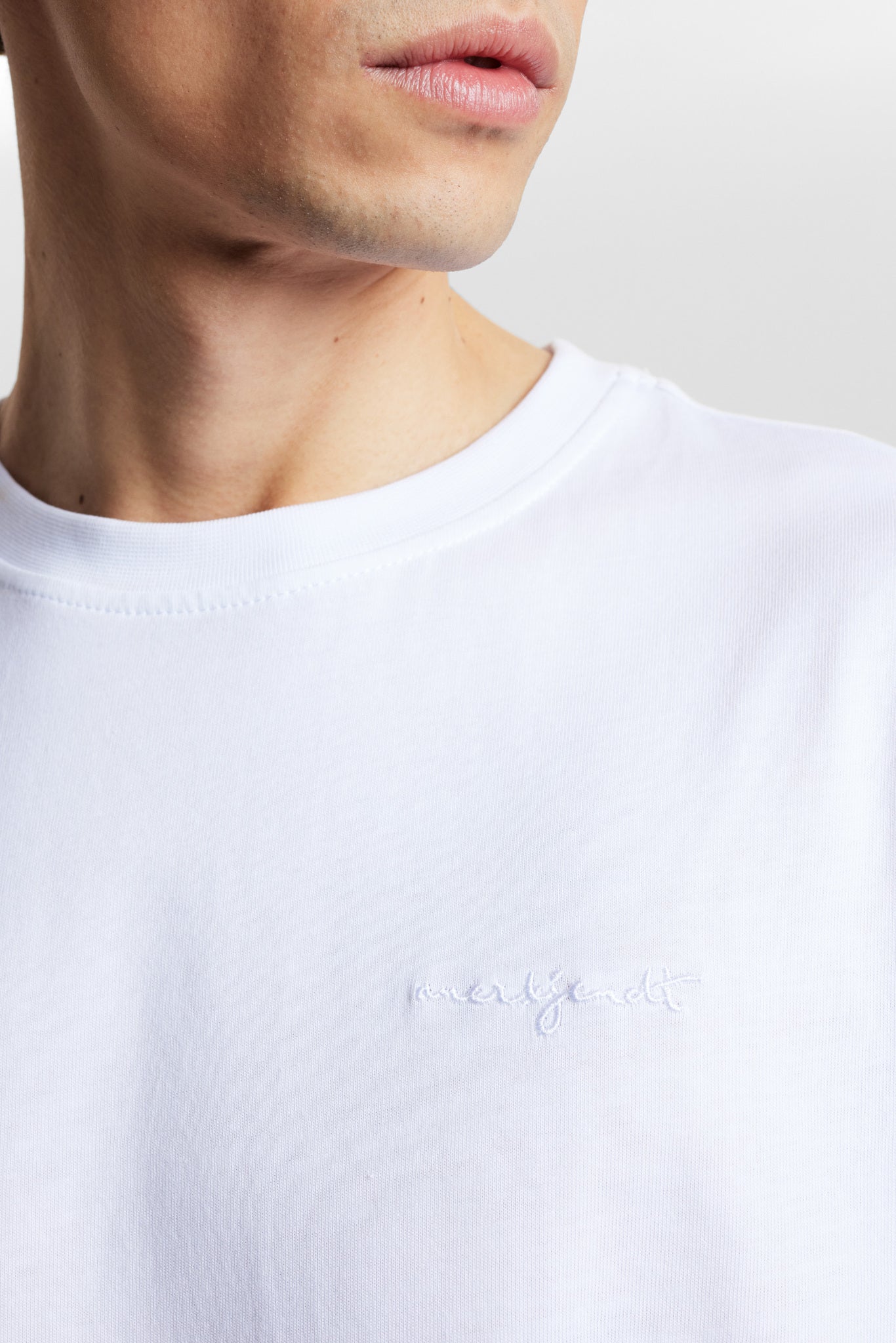 AKKIKKI S/S LOGO TEE  | ANERKJENDT