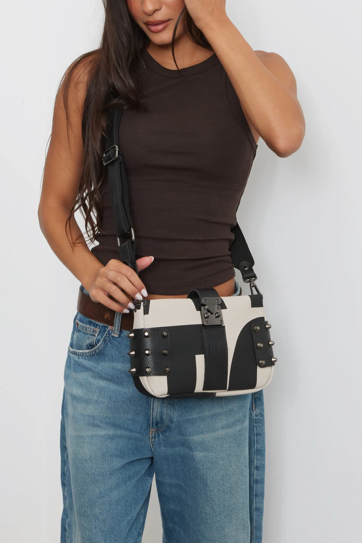 silhouette-shoulder-bags-26-161-scaled-1 Cream City Lady- Elena Athanasiou - Image 1